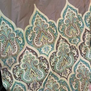 Queen sized reversible comforter and matching sheets